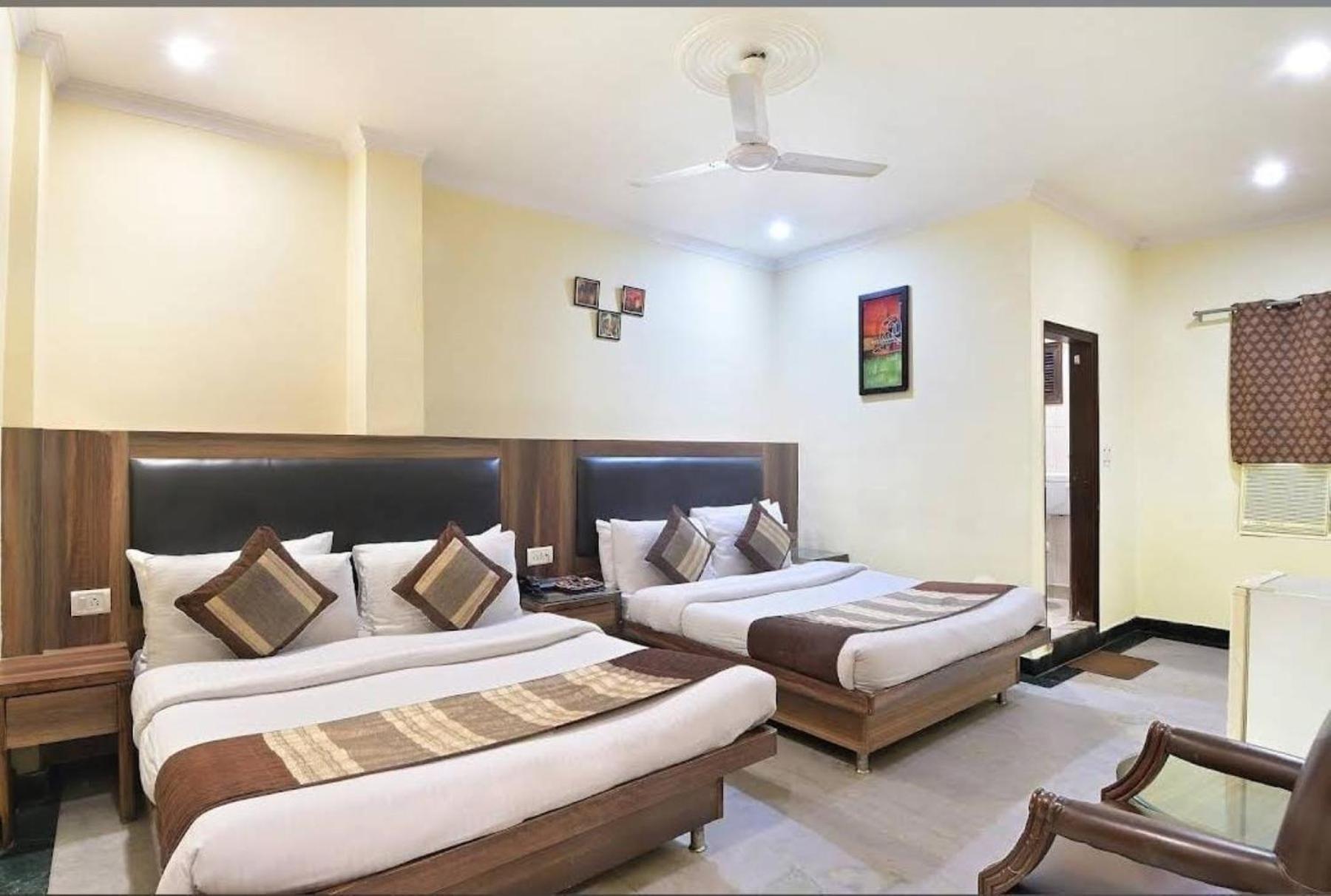 Hotel Perfect Spot- Main Bazar - Walking Metro Station Yeni Delhi Dış mekan fotoğraf