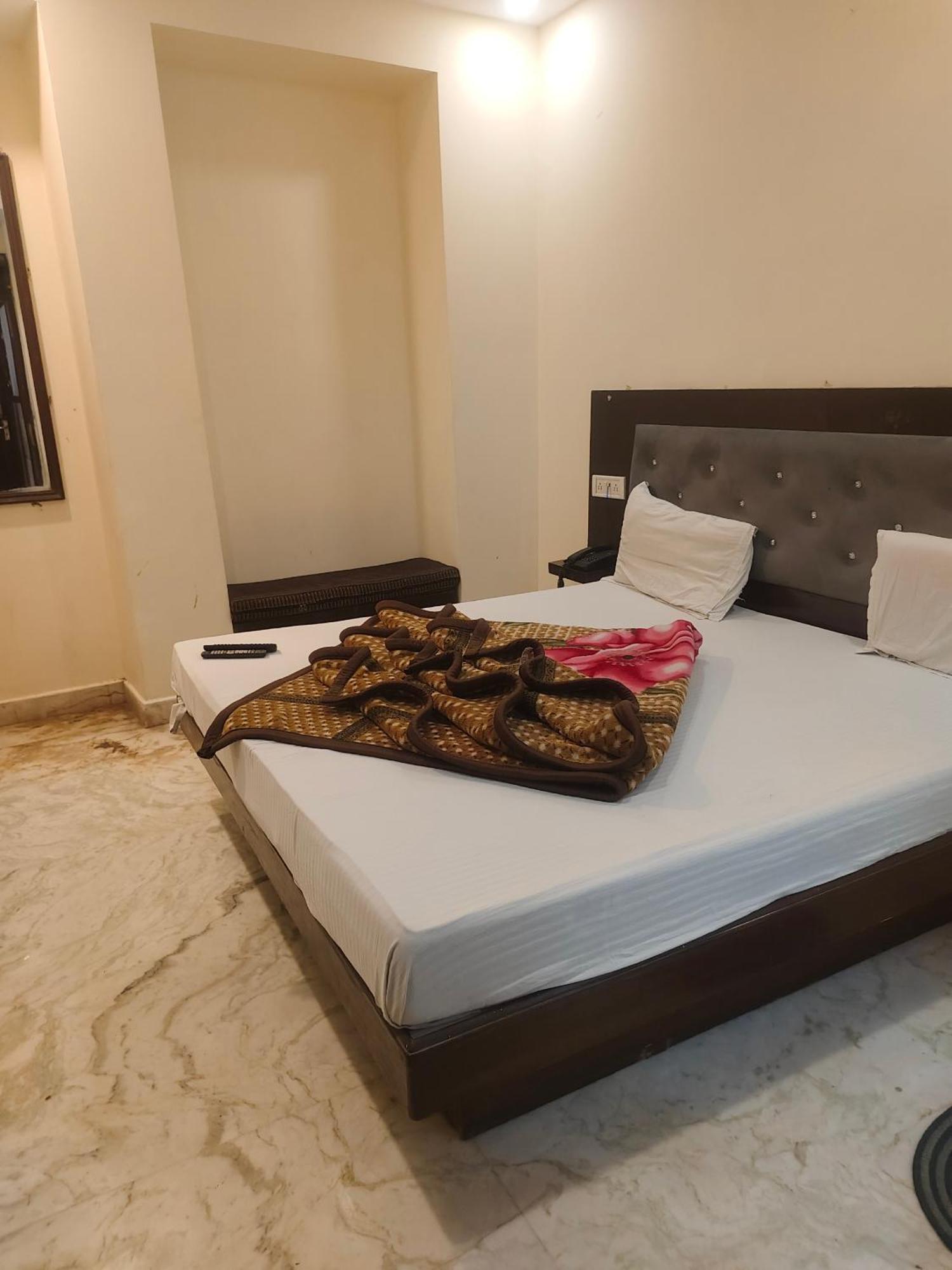 Hotel Perfect Spot- Main Bazar - Walking Metro Station Yeni Delhi Dış mekan fotoğraf